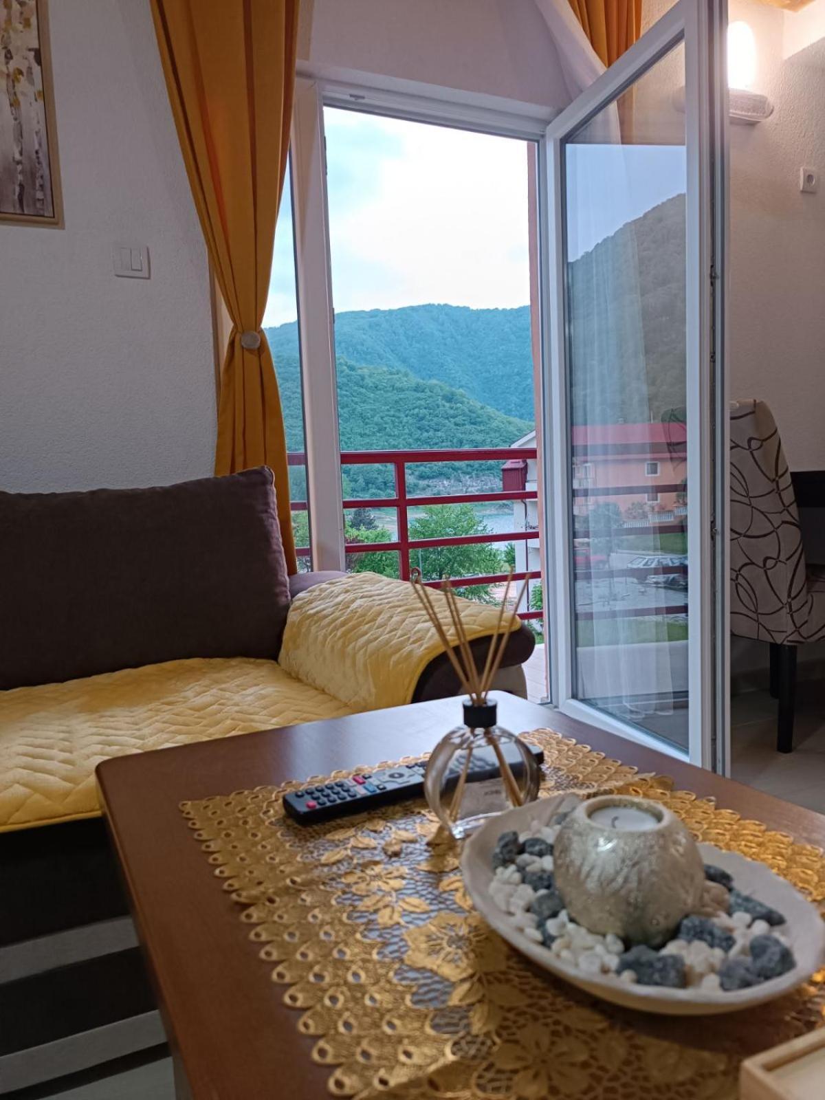 פלוזינה Apartmani Lena מראה חיצוני תמונה